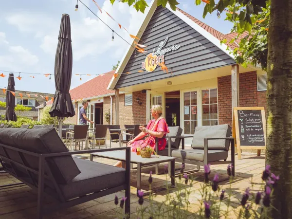 Des buveurs sur la terrasse du camping roan 't Veld.