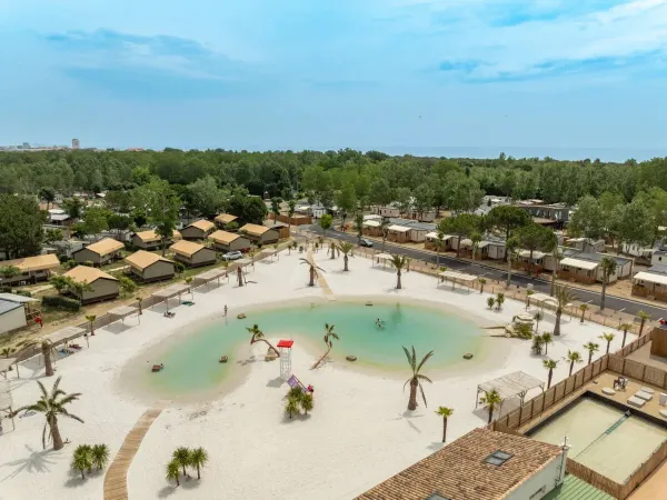 Nouvelle piscine lagon au camping Roan Domaine de la Yole.