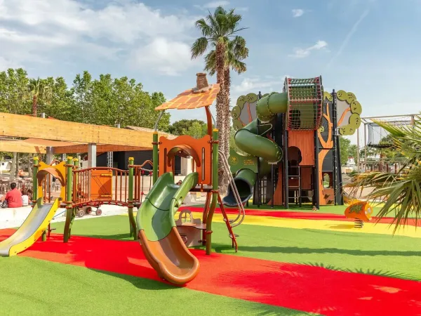 Aire de jeux au camping Roan Domaine de la Yole.
