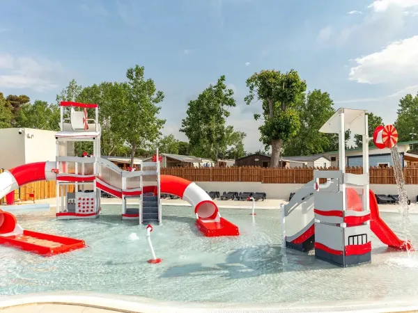 Jeux d'eau dans la piscine du camping Roan Domaine de la Yole.
