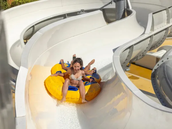 2 filles s'amusent sur le toboggan du Roan camping Mayotte Vacances.