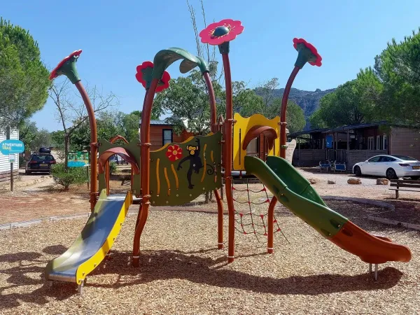 Aire de jeux au camping Roan Domaine de la Noguière.