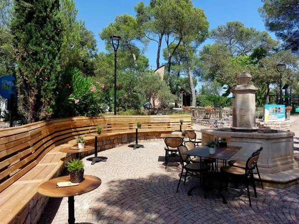 Terrasse confortable au camping Roan Domaine de la Noguière.