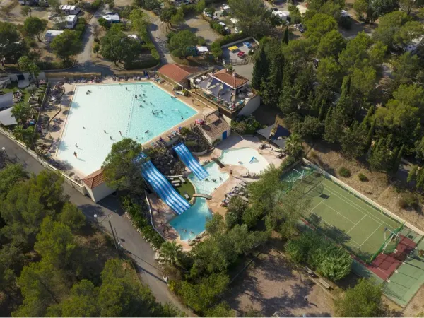 Vue de dessus de la piscine du camping Roan Domaine de la Noguière.