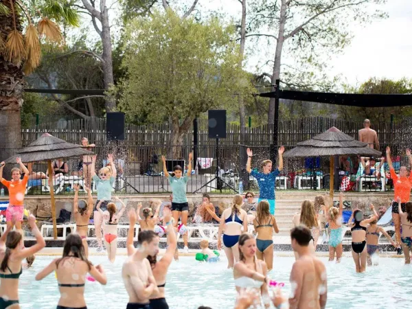 Animation dans la piscine du camping Roan Domaine de la Noguière.