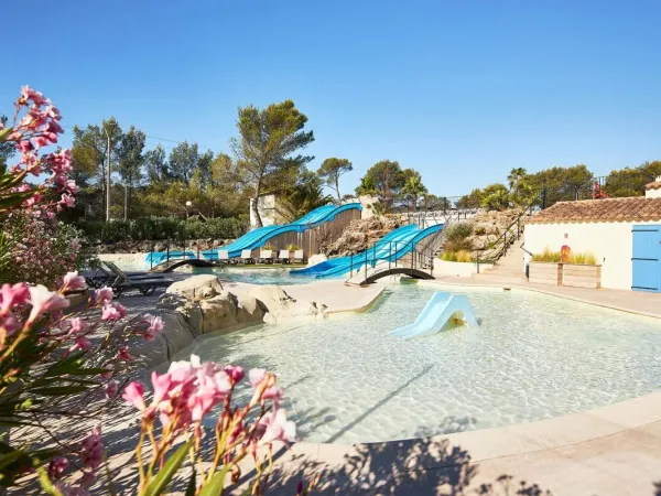La piscine avec toboggans du camping Roan Domaine de la Noguière.