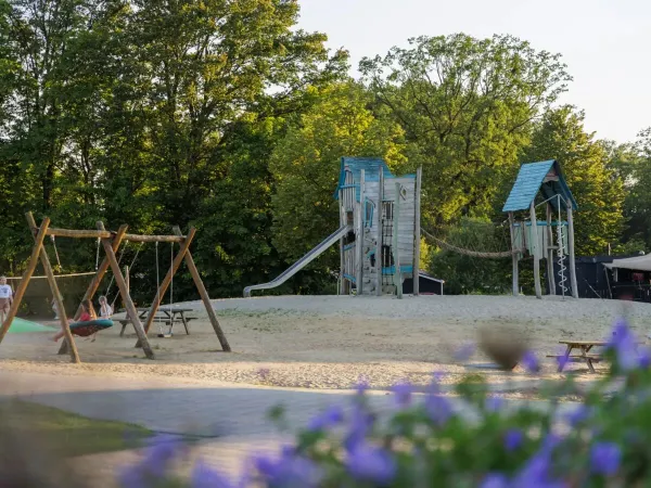 Jeux d'extérieur et jardin d'eau au Roan camping de Twee Bruggen.