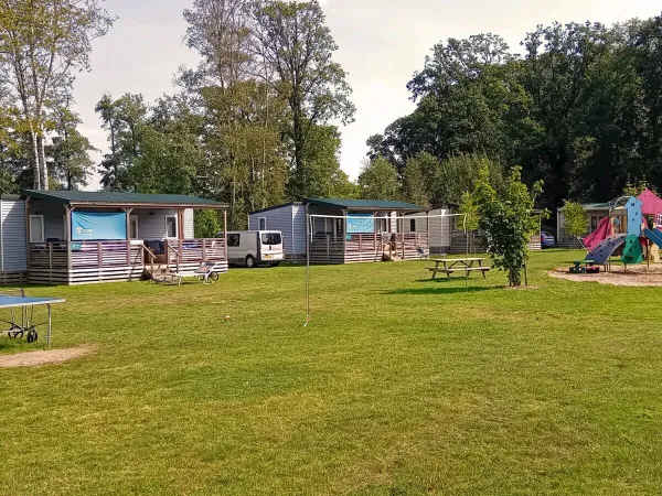 Un des emplacements Premium Lounge avec aire de jeux du camping Roan De Twee Bruggen.