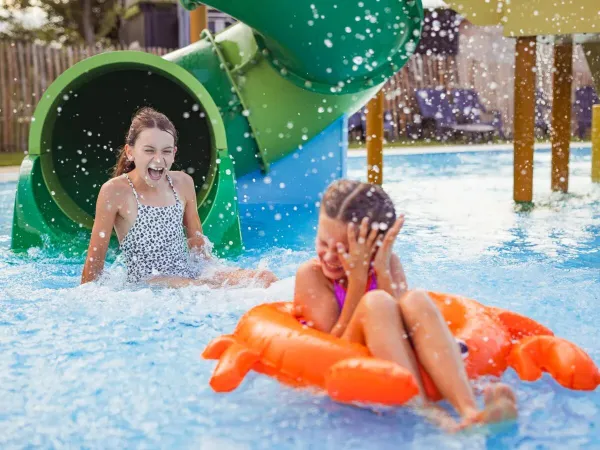 Des filles s'amusent dans la piscine du camping Roan Marvilla Parks à Kaatsheuvel.