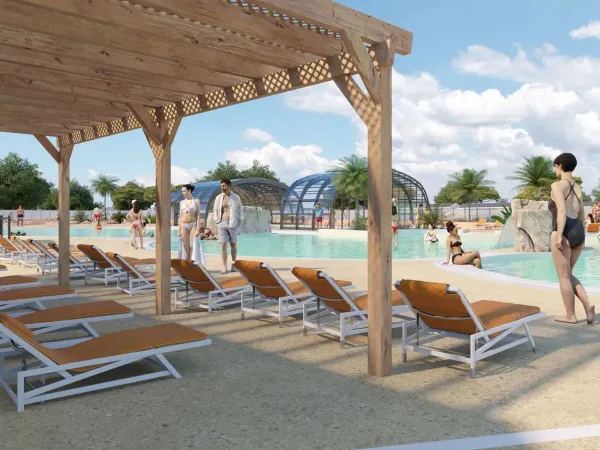 Chaises longues au bord de la piscine rénovée en 2025 au camping Roan Le Domaine du Clarys.