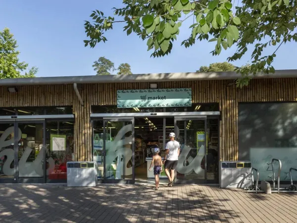 Supermarché au camping Roan hu Altomincio village.