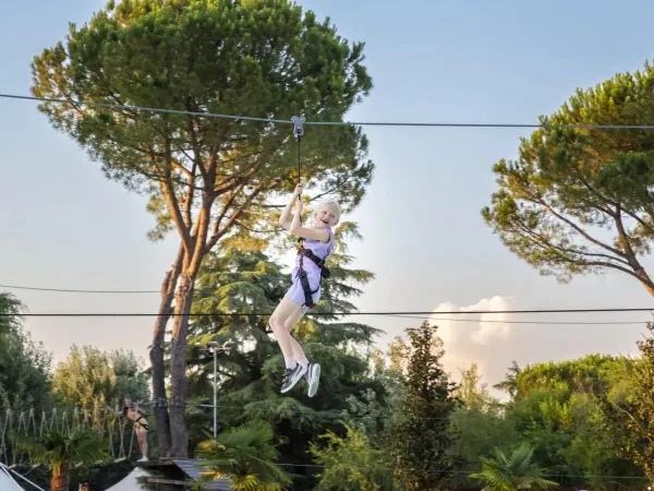 Tyrolienne entre les cimes des arbres au camping Roan hu Altomincio village.
