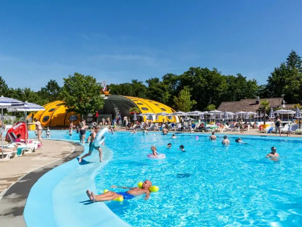 La piscine extérieure du camping Roan hu Birkelt village.