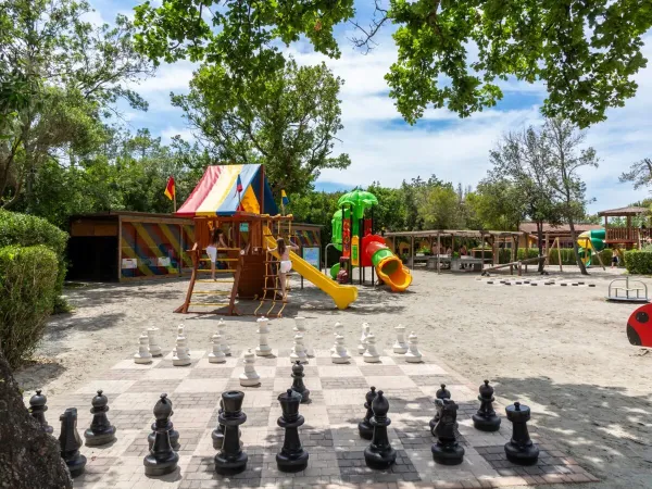 Aire de jeux, tables de ping-pong et grand jeu d'échecs au camping Roan hu Montescudaio village.
