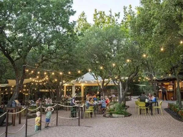 Espace pour s'asseoir à l'extérieur près du restaurant avec des lumières douces au camping Roan hu Montescudaio village.