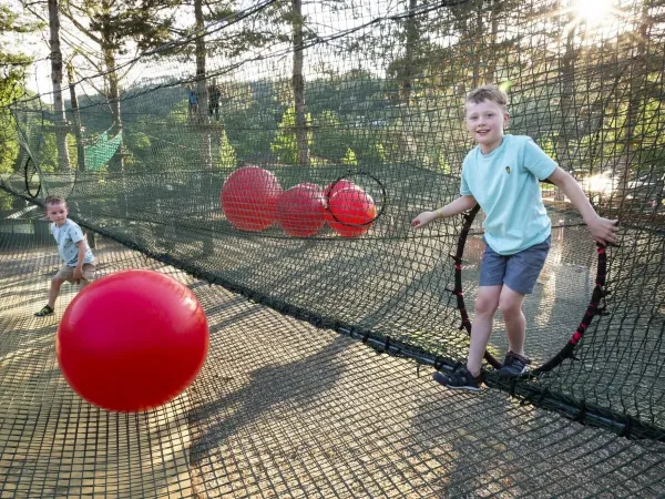 Jouer dans des filets en surface au camping Roan hu Norcenni girasole village.