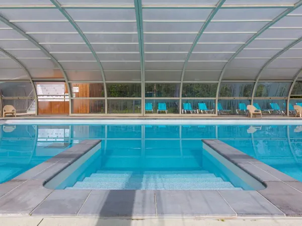 Piscine couverte au camping Domaine de la Brèche.