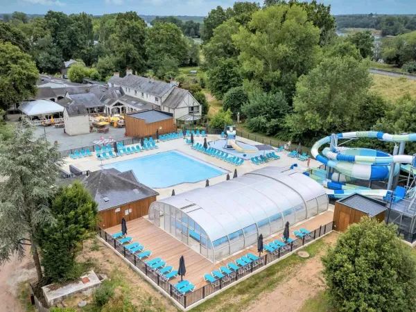 Aperçu du parc aquatique du camping Domaine de la Brèche.