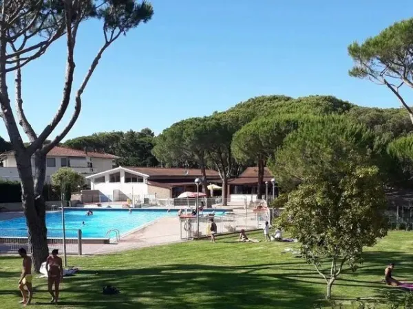 Piscine à la lumière du jour au camping Roan del Forte.
