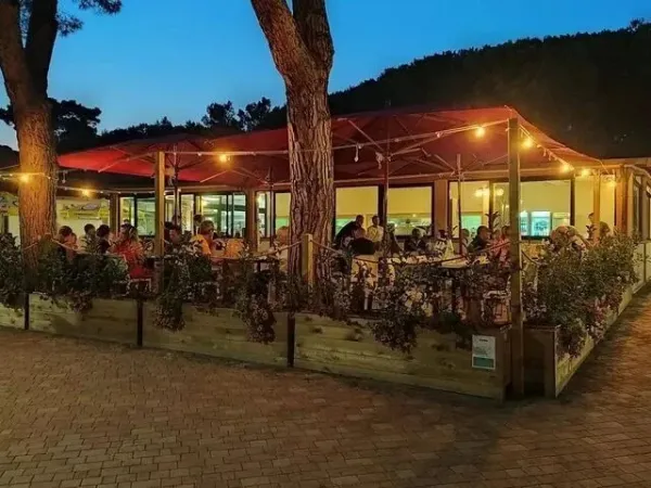 Restaurant complet le soir au camping Roan Del Forte.