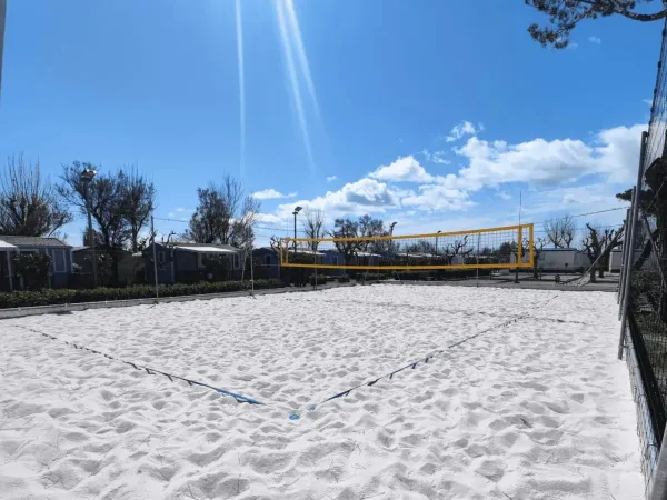 Terrain de beach-volley au camping Roan Le Castellas.