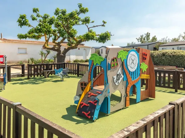 Aire de jeux au camping Roan Le Castellas.
