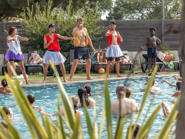 Animation au bord de la piscine du camping Roan Les Dunes.