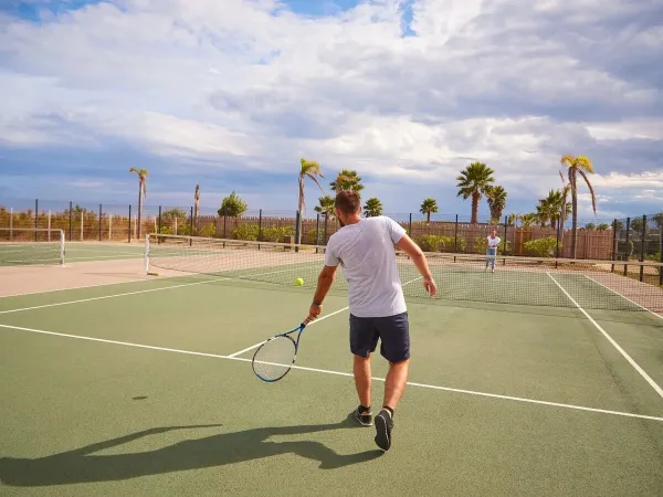 Jouer au tennis au camping Roan Les Dunes.