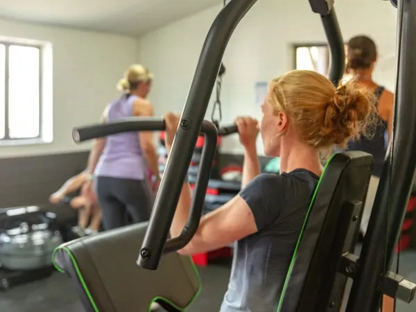 Salle de remise en forme au camping Roan Château de Fonrives.
