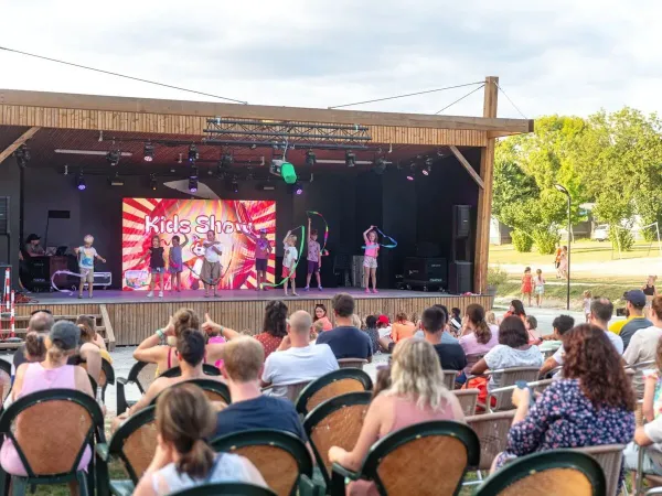 Soirée disco pour les enfants sur scène au camping Roan Château de Fonrives.