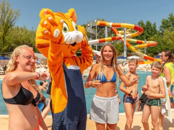La mascotte Homy danse avec les invités du camping Roan Château de Fonrives.