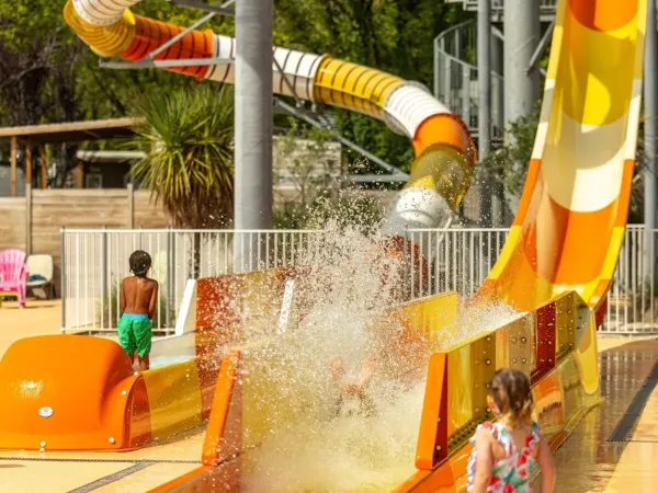 Éclaboussez-vous avec de l'eau sur le toboggan aquatique du camping Roan Château de Fonrives.