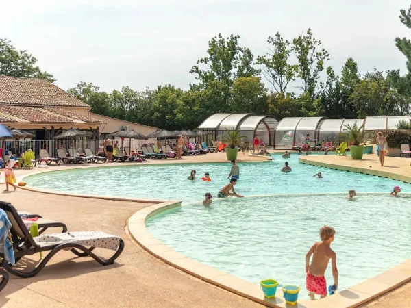 Piscine au camping Roan Château de Fonrives.