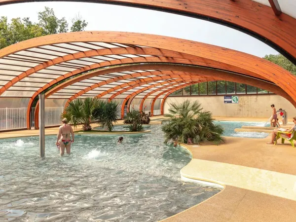 Piscine couverte au camping Roan Château de Fonrives