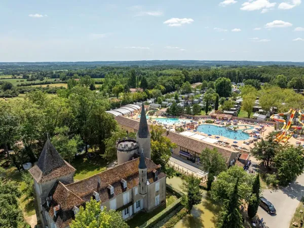 Aperçu du parc aquatique avec château au camping Roan Château de Fonrives.