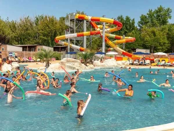 Aquagym dans la piscine du camping Roan Château de Fonrives.