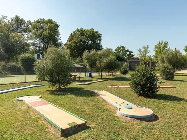 Mini golf au camping Roan Château de Fonrives.