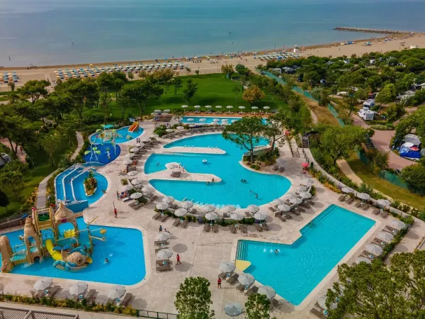 Photo aérienne du parc aquatique combiné à la plage du camping Roan Mediterraneo.