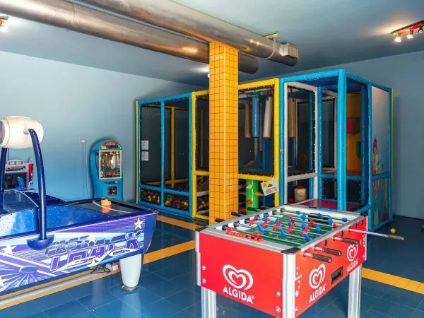 Salle de jeux au camping Roan hu I Pini village.