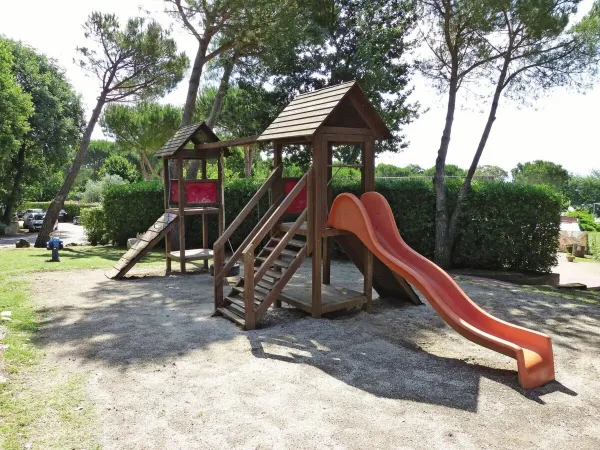 Aire de jeux au camping Roam hu I Pini village.