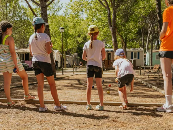 Jouer à la pétanque au camping Roan Bella Terra.