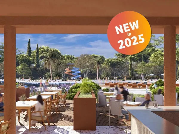 Image de la terrasse de la nouvelle piscine avec toboggans du camping Roan Zaton Holiday resort.
