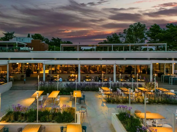 Restaurant d'ambiance le soir au camping Roan Zaton Holiday Resort.