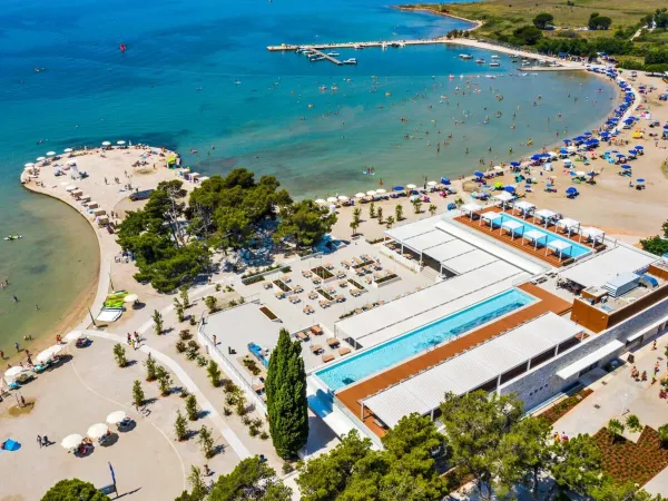 Vue d'ensemble du restaurant et de la mer au camping Roan Zaton Holiday Resort.