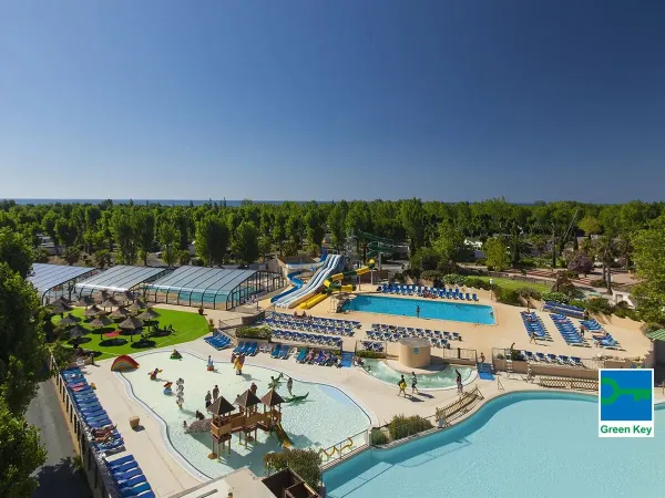 Vue d'ensemble des piscines du camping Roan Domaine de La Yole.