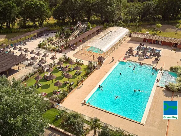 Vue d'ensemble de la piscine du Roan camping Verdon Parc.