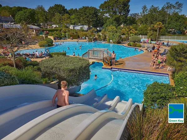 Toboggans et piscine au Roan camping Grande Métairie.