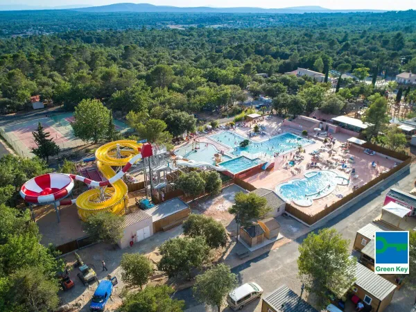 Vue d'ensemble de la piscine du Roan camping Du Verdon.