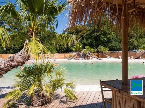 Image d'ambiance de la piscine lagon du camping Roan La Clairière.