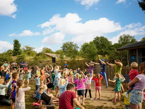 Enfants dansant au camping Roan Terspegelt.